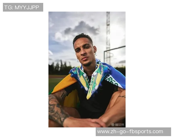 安东尼展现自信站姿足球场上锋芒毕露彰显球场霸气与专注神态